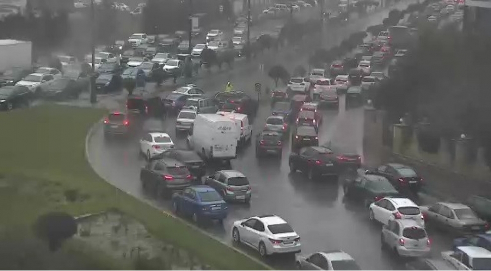 tbilisi-prospektinde-qeza-olub-sixliq-yaranib-video