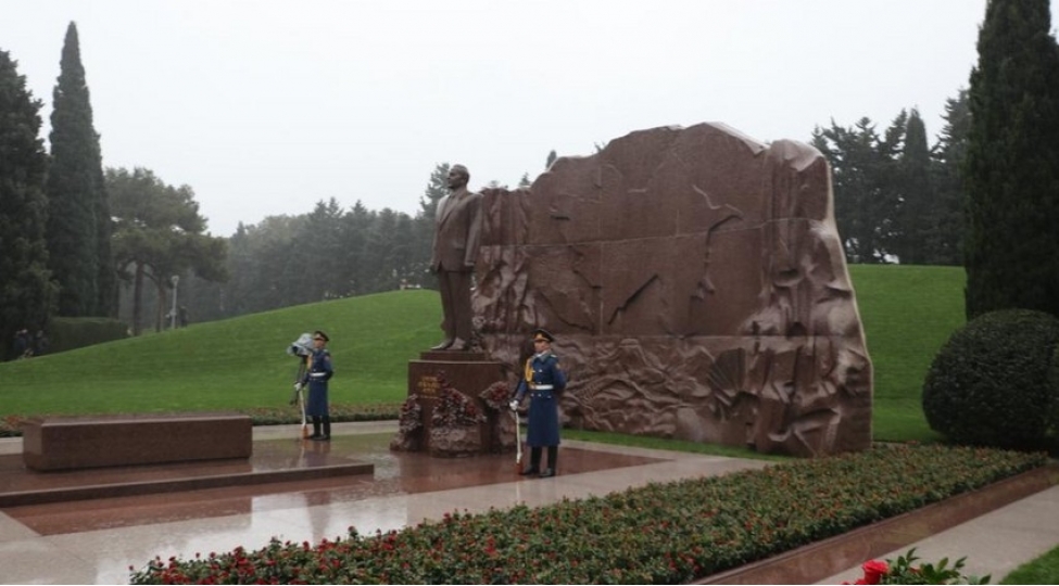 etsn-in-kollektivi-ulu-onder-heyder-eliyevin-mezarini-ziyaret-edib