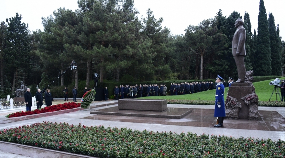 yeni-azerbaycan-partiyasinin-numayendeleri-umummilli-lider-heyder-eliyevin-mezarini-ziyaret-edibler-foto