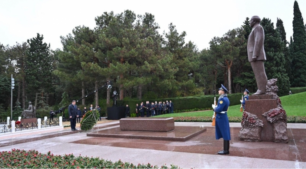 gurcustan-parlamentininsedri-ulu-onderin-mezarini-ziyaret-edib-foto