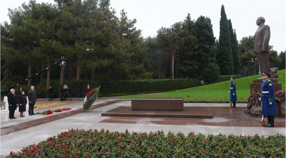 dovlet-ve-hokumet-resmileri-fexri-xiyabanda-ulu-onder-heyder-eliyevin-xatiresini-yad-edibler