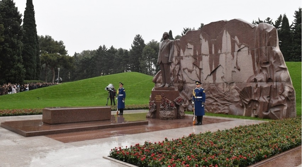 iqtisadiyyat-nazirliyinin-kollektivi-heyder-eliyevin-mezarini-ziyaret-edib