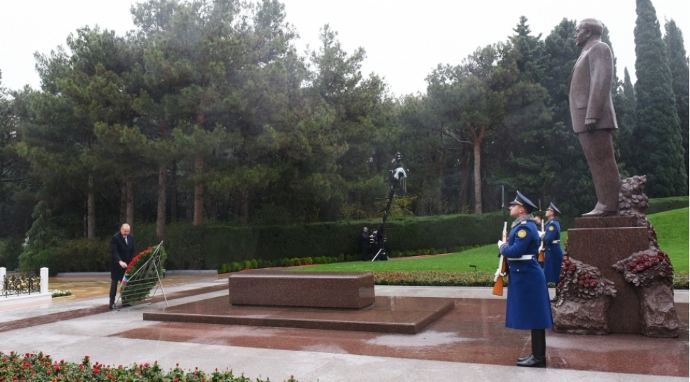 prezident-ilham-eliyev-umummilli-lider-heyder-eliyevin-mezarini-ziyaret-edib-yenilenibfoto