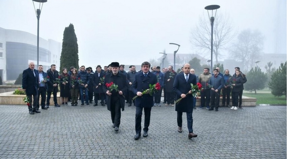 vuqar-heshimov-memoriali-2023un-ishtirakchilari-heyder-eliyevin-abidesini-ziyaret-edibler-foto
