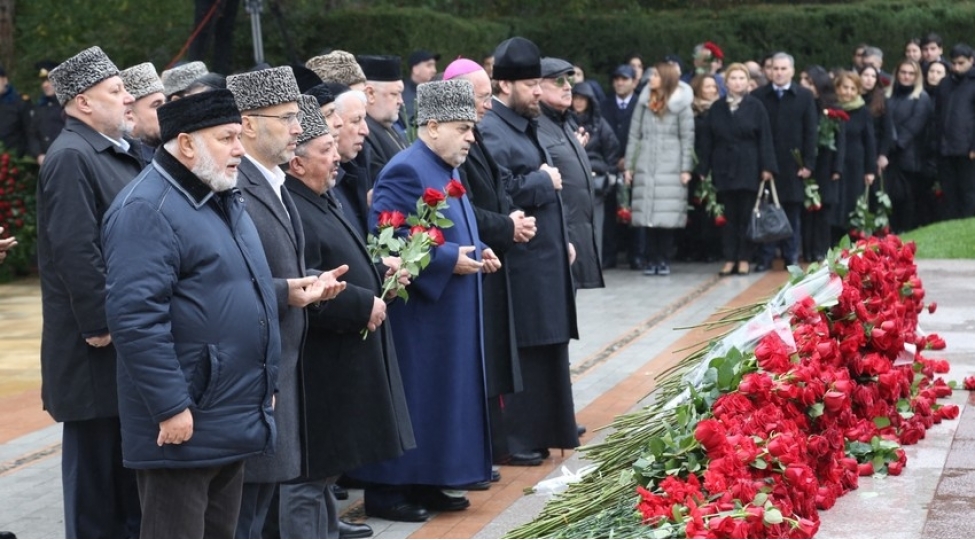 azerbaycandaki-dini-konfessiyalarin-rehberleri-heyder-eliyevin-mezarini-ziyaret-edibler-foto
