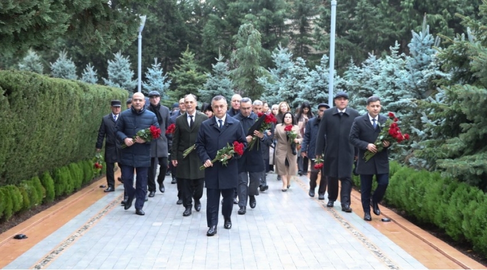 sehiyye-nazirliyinin-rehber-shexsleri-heyder-eliyevin-mezarini-ziyaret-edibler-foto