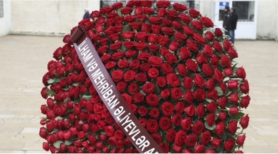 prezident-ve-birinci-xanim-xalq-artisti-ramiz-melikin-defn-merasimine-eklil-gonderib