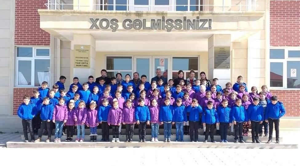 mecburi-kochkun-shagirdlere-qish-geyimleri-paylanib-foto