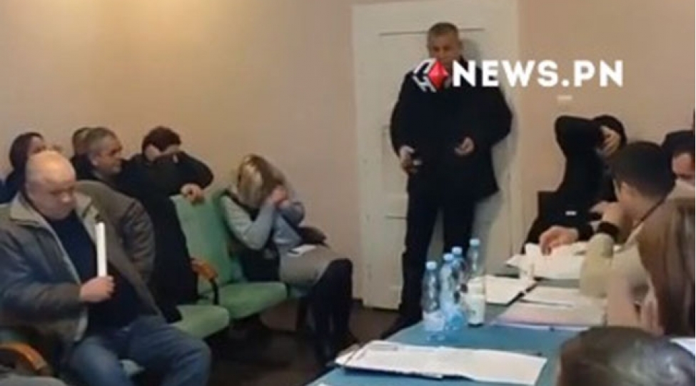 ukraynada-deputat-iclasda-qumbara-partlatdi-1-olu-26-yaralivideo