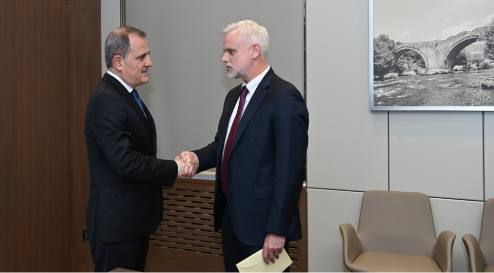 absh-in-yeni-sefiri-etimadnamesinin-suretini-ceyhun-bayramova-teqdim-edib-foto