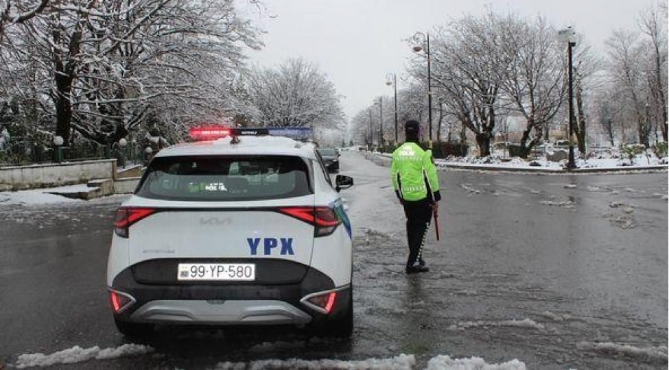 din-polis-emekdashlari-bolgelerde-38-chagirish-uzre-dag-ve-meshe-yollarinda-vetendashlara-komek-gosterib