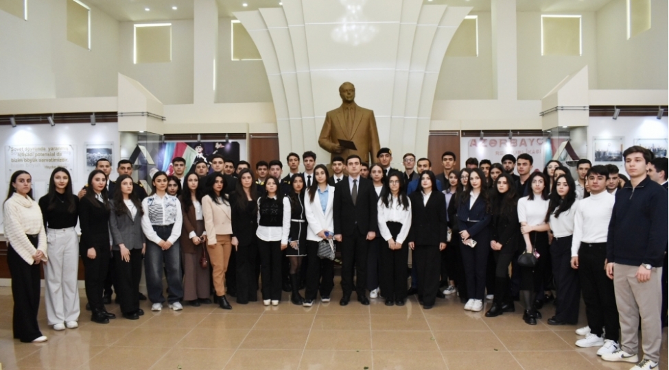 genc-partiya-feallari-heyder-eliyev-merkezini-ziyaret-edibler-foto-39