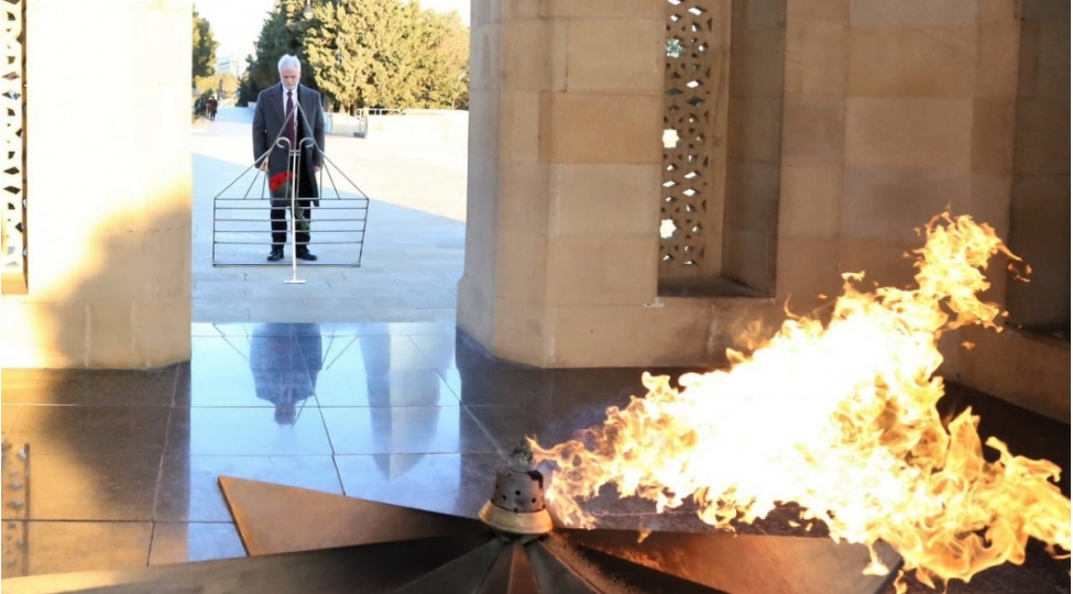 absh-nin-azerbaycandaki-sefiri-shehidler-xiyabani-ziyaret-edib