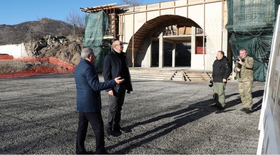 prezident-ilham-eliyev-dashalti-kend-mescidinde-tikinti-ishlerinin-gedishi-ile-tanish-olub-foto