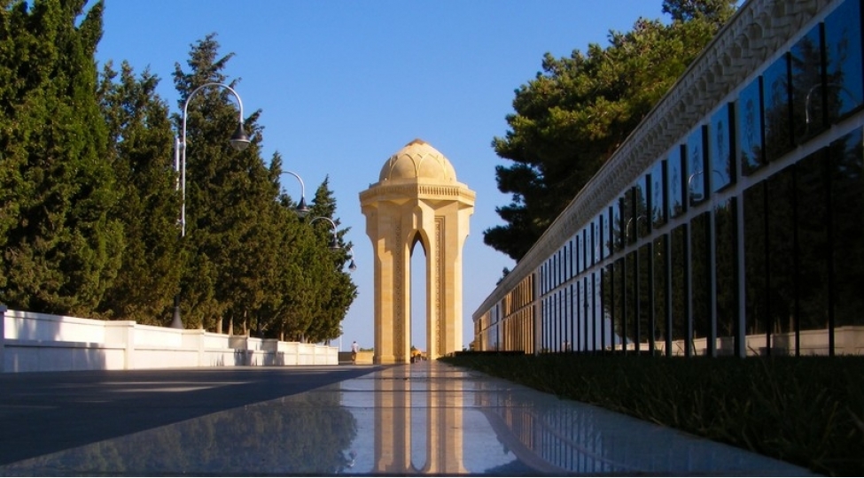 turkiyenin-ticaret-naziri-shehidler-xiyabanini-ziyaret-edib