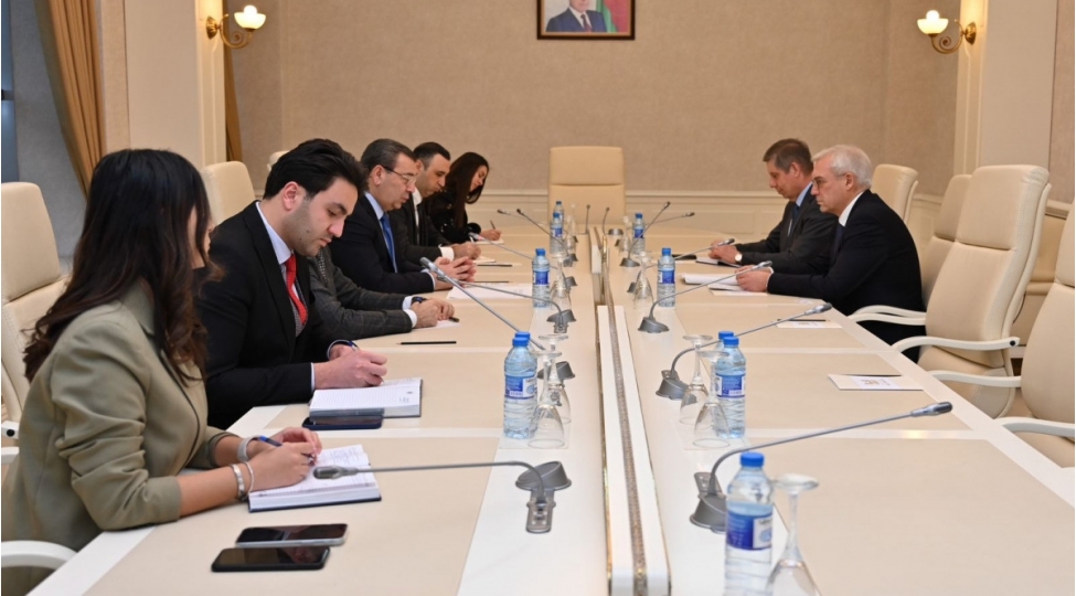 semed-seyidov-rusiya-xin-bashchisinin-muavini-ile-gorushub-foto