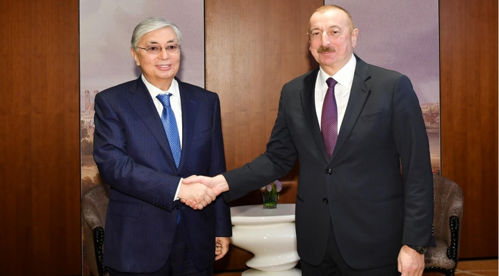 tokayev-prezident-ilham-eliyevi-tebrik-edib