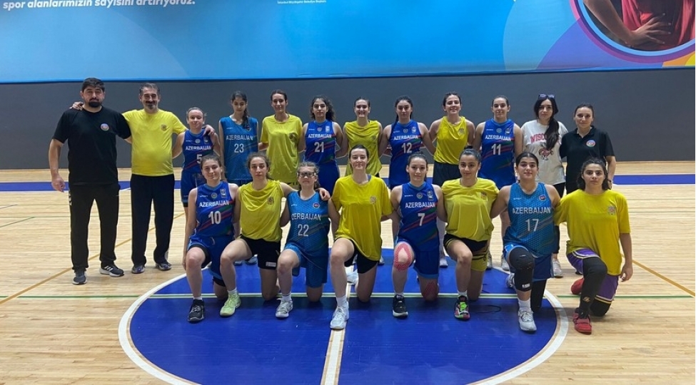 azerbaycanin-qizlardan-ibaret-genc-millileri-istanbul-toplanishini-basha-vurublar