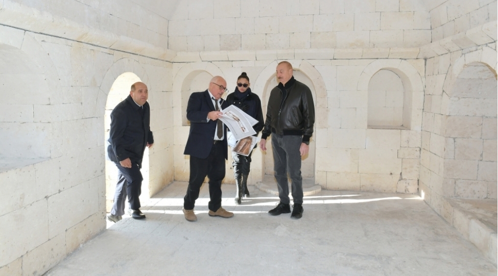 prezident-ilham-eliyev-ve-birinci-xanim-mehriban-eliyeva-agdamda-imaret-kompleksinde-aparilan-temir-berpa-ishleri-ile-tanish-olublar