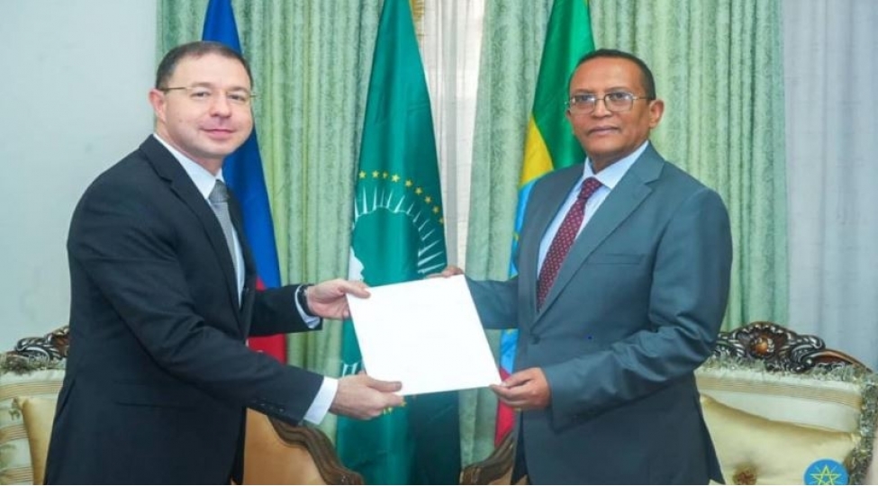 azerbaycanin-efiopiyadaki-yeni-sefiri-etimadnamesinin-suretini-xin-e-teqdim-edib