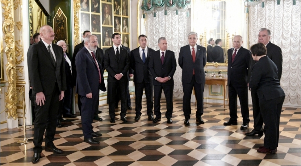 sankt-peterburqda-boyuk-peterhof-sarayi-ile-tanishliq-olub-foto