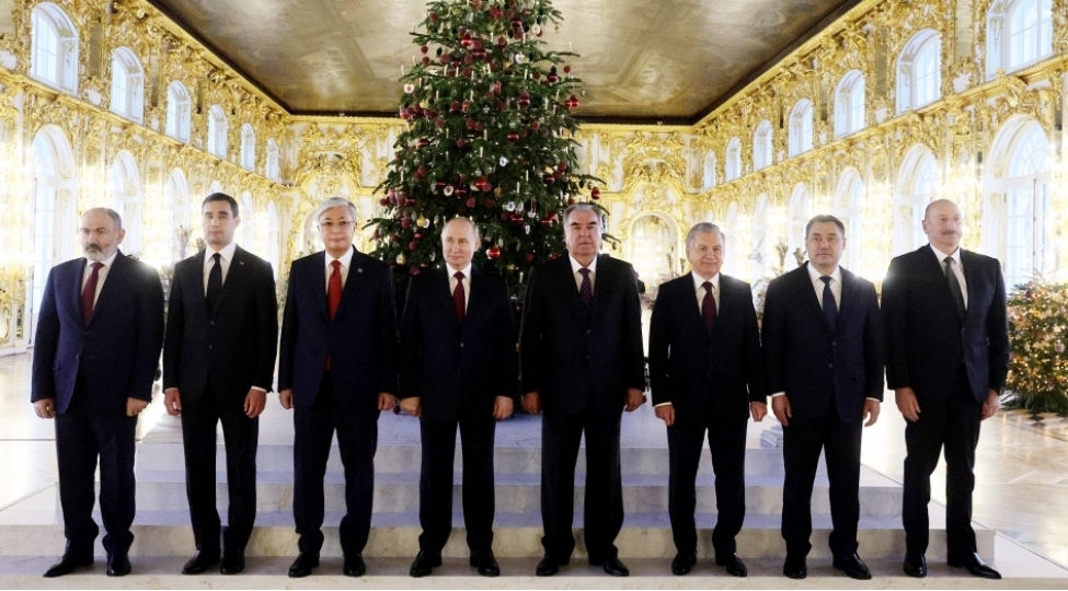 sankt-peterburqda-yekaterina-sarayi-ile-tanishliq-foto