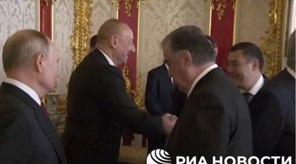 prezident-ilham-eliyev-mdb-liderleri-ile-bele-salamlashib-video