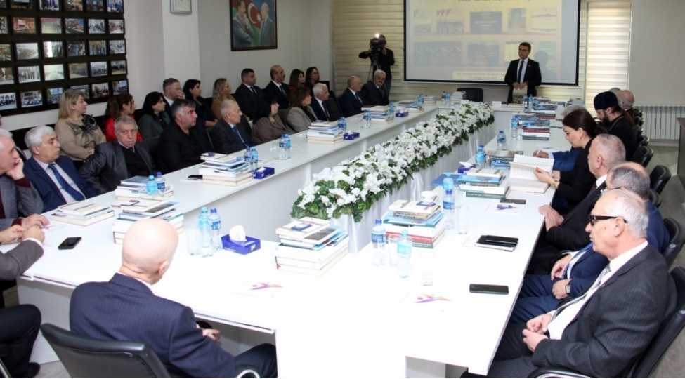 multikulturalizm-merkezinin-2023-cu-il-erzinde-chap-etdirdiyi-neshrlerin-teqdimati-kechirilib-foto