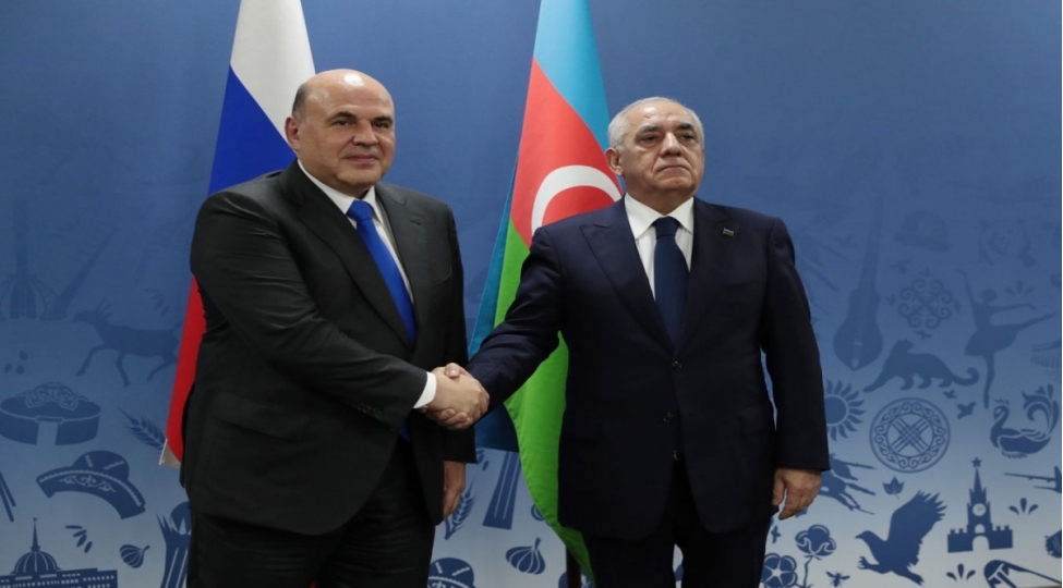 eli-esedov-rusiyali-hemkari-ile-telefon-danishigi-aparib