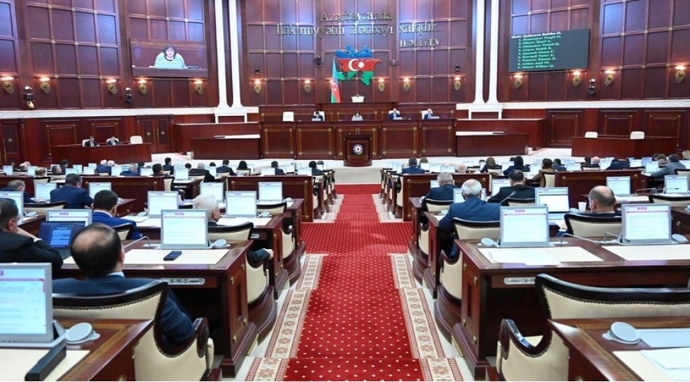 parlamentin-payiz-sessiyasi-basha-chatib-deputatlar-tetile-chixib