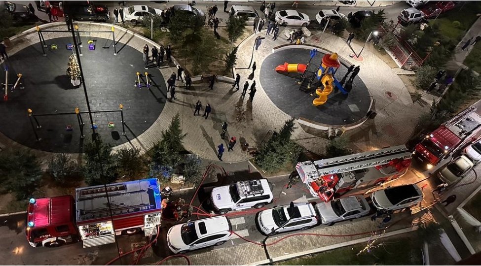 yangin-bash-veren-binanin-sakinler-texliye-olunublar-fotovideo