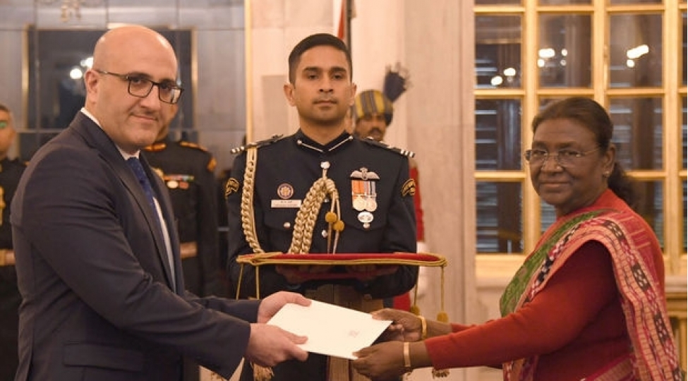 sefirimiz-hindistan-prezidentine-etimadnamesini-teqdim-edib