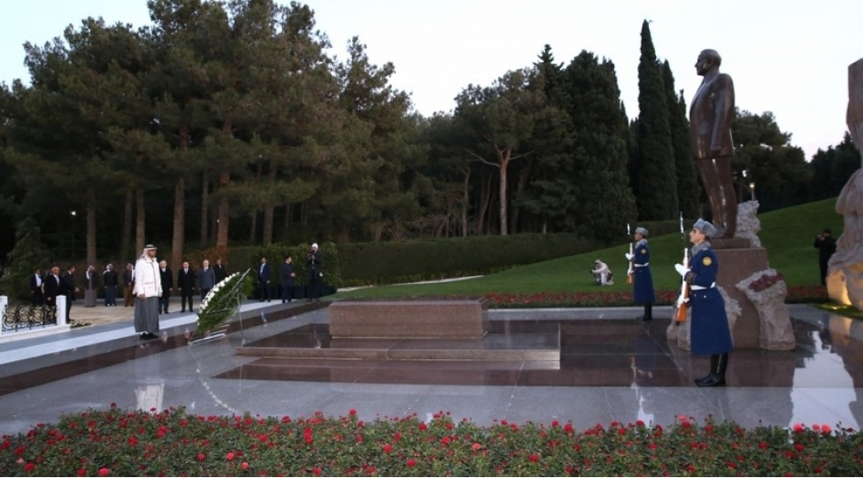 bee-prezidenti-ulu-onder-heyder-eliyevin-mezarini-ziyaret-edib