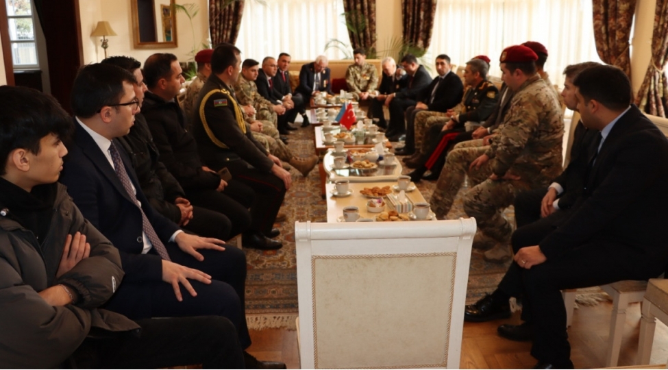 azerbaycanin-turkiyedeki-sefirliyinde-veten-muharibesi-qazileri-ile-gorush-kechirilib-foto