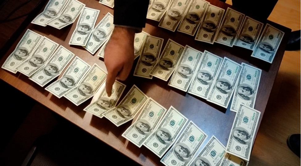 shirvanda-saxta-dollar-dovriyyesi-ile-meshgul-olan-deste-uzvleri-saxlanilib-video