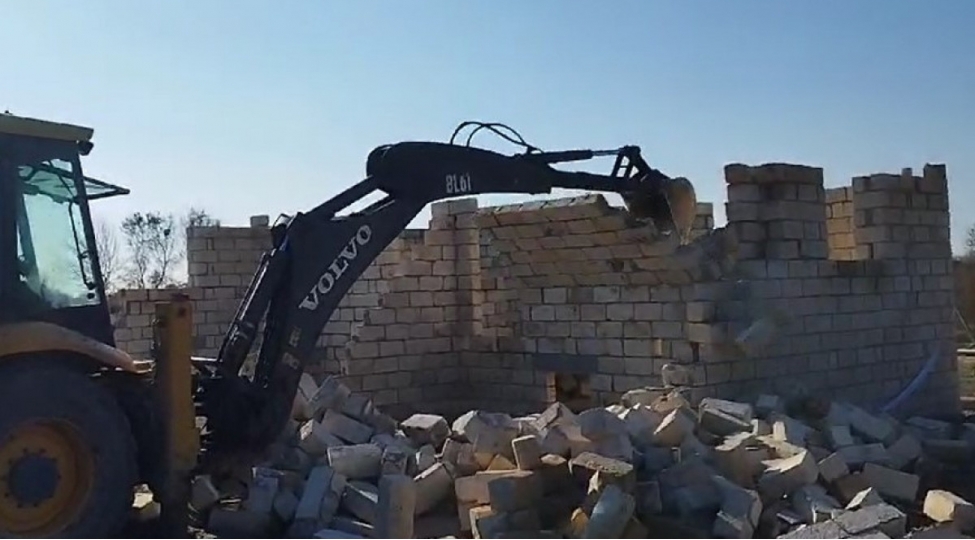 fhn-terefinden-daha-bir-qanunsuz-tikili-sokulub-video