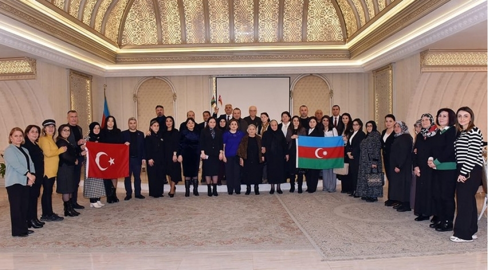 turkiyeden-olan-bir-qrup-shehid-ailesi-azerbaycana-gelib-foto