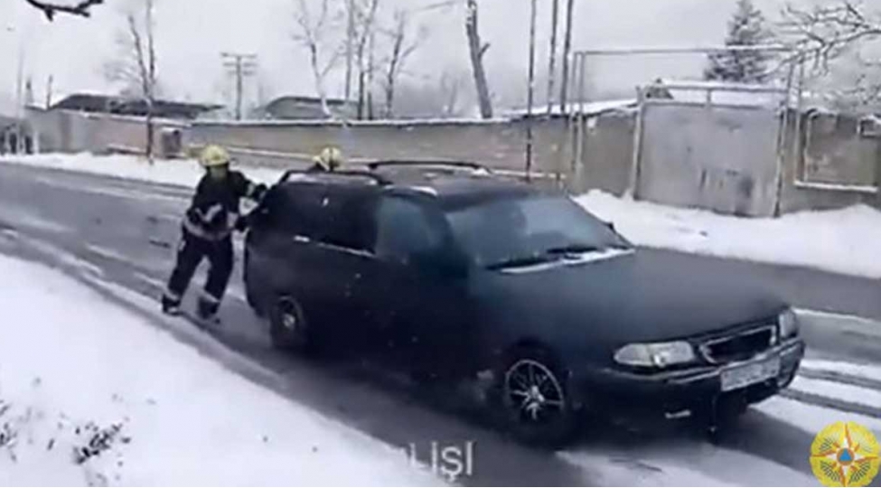 buz-baglamish-sheki-qax-avtomobil-yolunda-hereket-berpa-edilib-video