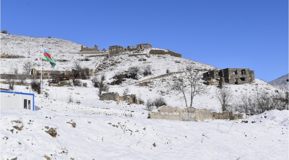 kelbecer-qarli-ve-shaxtali-havaya-baxmayaraq-tikinti-ishleri-davam-edir-foto