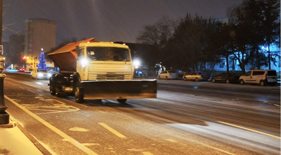 bakida-buz-baglayan-yollar-temizlenir-foto