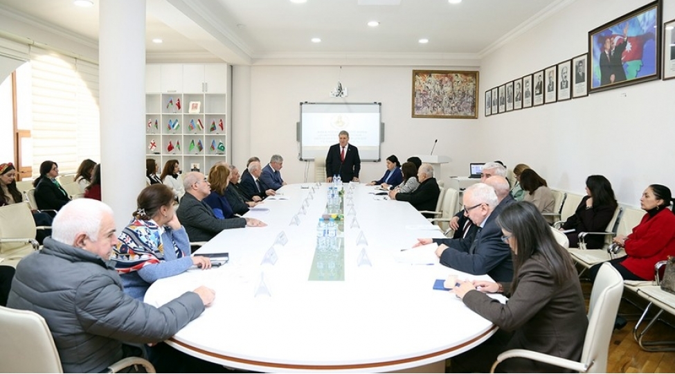 azerbaycan-alimleri-fransada-xurshidbanu-natevanin-abidesine-qarshi-vandalizmi-pisleyib-foto