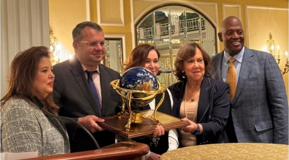 azerbaycanin-absh-daki-sefiri-nufuzlu-beynelxalq-mukafatla-teltif-olunub-foto