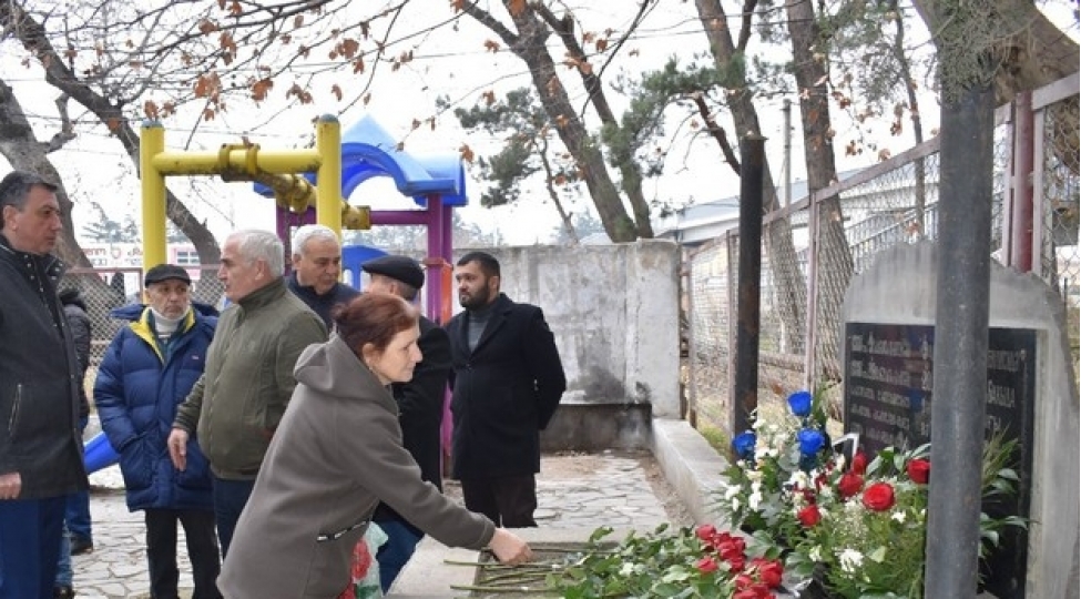 tbiliside-20-yanvar-shehidlerinin-xatiresine-ucaldilan-abide-ziyaret-olunub