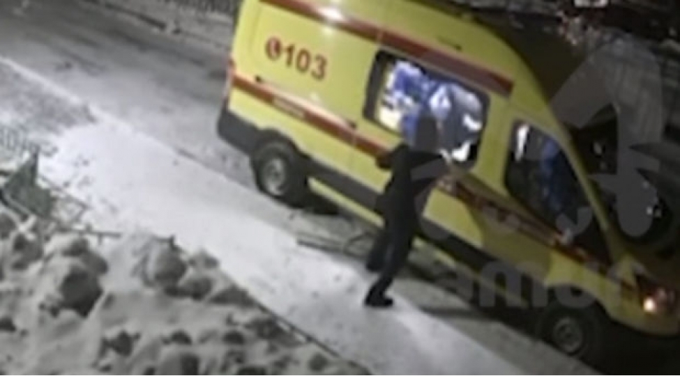 rusiya-sakini-arvadina-komek-etmek-isteyen-tecili-yardim-mashinina-hucum-etdi-video