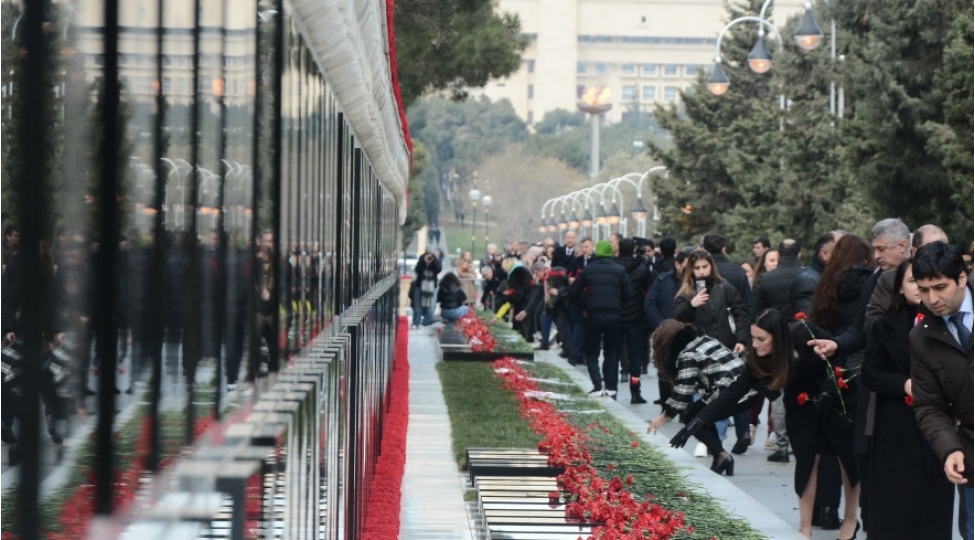 diplomatik-korpus-numayendeleri-shehidler-xiyabanini-ziyaret-edib