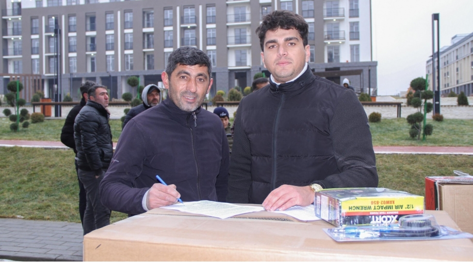 fuzuliye-kochurulen-daha-bir-qrup-shexse-avadanliqlar-teqdim-edilib-foto