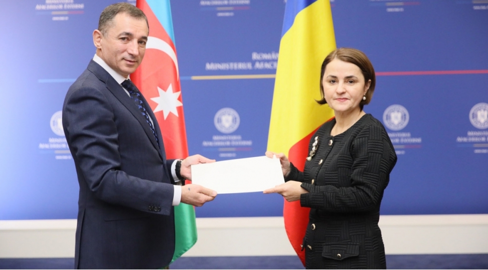 azerbaycan-sefiri-etimadnamesinin-suretini-ruminiyanin-xin-rehberine-teqdim-edib