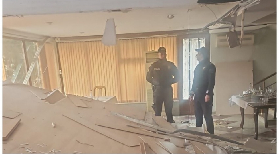 bakida-merasim-evinin-tavani-chokub-xesaret-alanlar-var-fotovideo