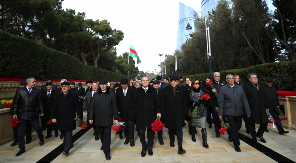 yeni-azerbaycan-partiyasinin-numayendeleri-shehidler-xiyabanini-ziyaret-edibler-foto
