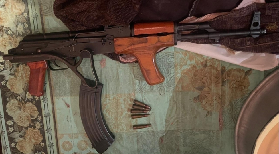 agsuda-yashadigi-evde-avtomat-gizleden-ve-narkotik-satanlar-saxlaniliblar-foto